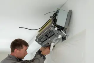 tecnico reparando aire acondicionado en puerto rico